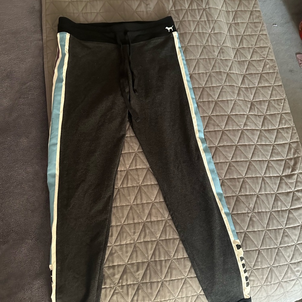 Pink by Victoria Secret cuffed yoga pants w/drawstring waist. Women’s M black